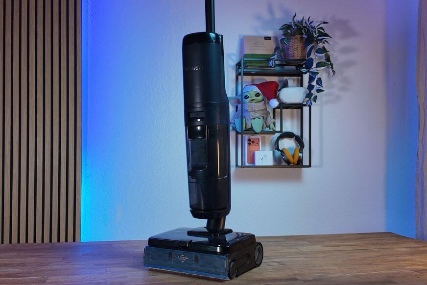 Tineco Floor One S7 Max Pro Nass-Trockensauger reinigt Hartboden mit Hochdruckwasserstrahl im Einsatz beim Osterangebot 2026